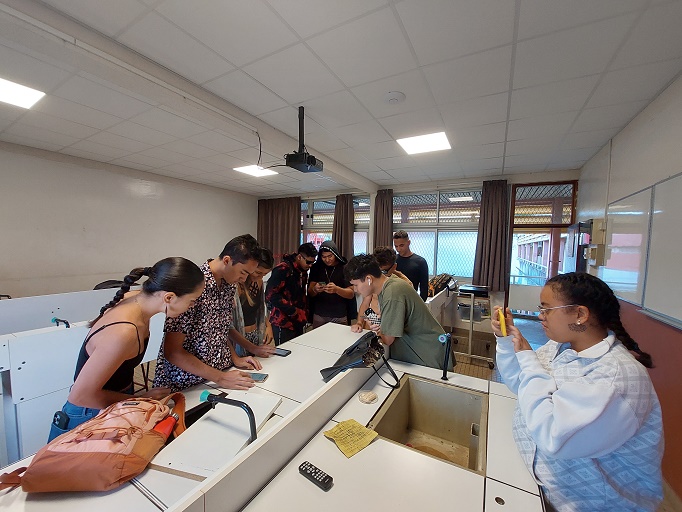 Les élèves consultant la plateforme PARCOURSUP